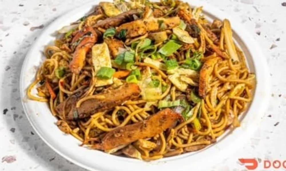 Chicken chow mein with cabbage and bell pepper